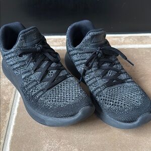 Nike women’s Black Knit Sneakers